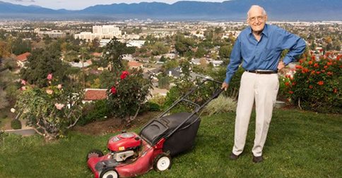 100-jähriger Chirurg, der mit 95 in den Ruhestand ging, bei der Gartenarbeit